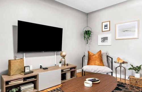 Warm & Comfy 2BR, Huge Backyard, Great Location! - Photo 62