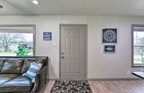 Lake Granbury Getaway about 1 Block to Waterfront - Foto 4