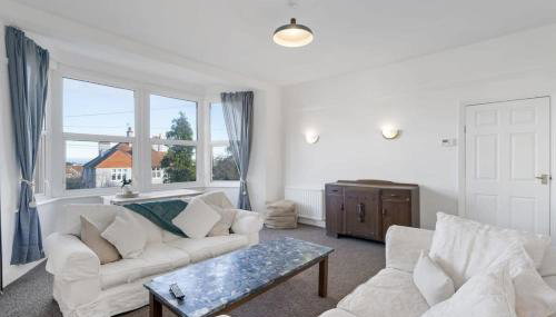 Bright Apartment w Parking & Distant Sea Views - Foto 4