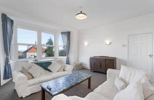 Bright Apartment w Parking & Distant Sea Views - Foto 4