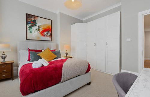LUXURY Victorian Flat 2 bed 2 bath Flat Sleeps 4 to 7 - Photo 2