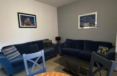 4 BR, Large & Modern Private House Central Location - Photo 2