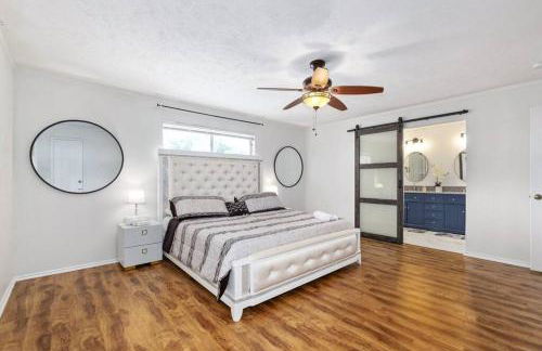 Newly remodeled 5BR 3BA w/pool 16 ppl - Photo 8