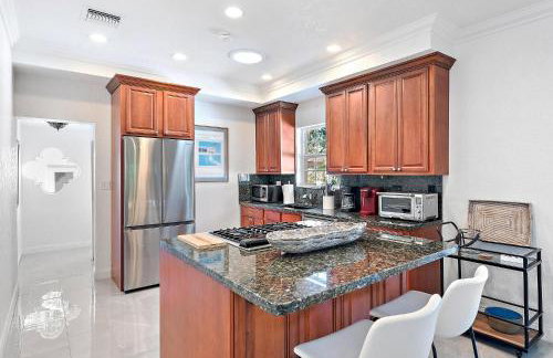 The White Flamingo - Tropical Pool Escape with Guest Cabana - Foto 9