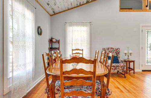 Walk to Downtown Shops and BBQ Home with Fenced Yard - Foto 11