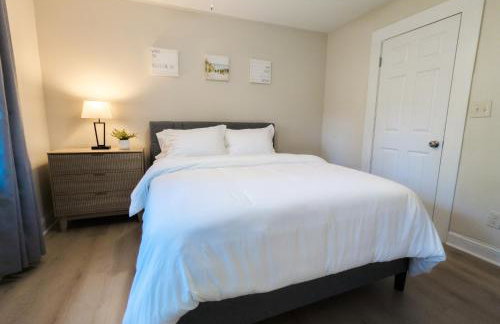 The Crestwood - 3BR Home with Parking - Near Atlanta and Stone Mountain - Photo 23