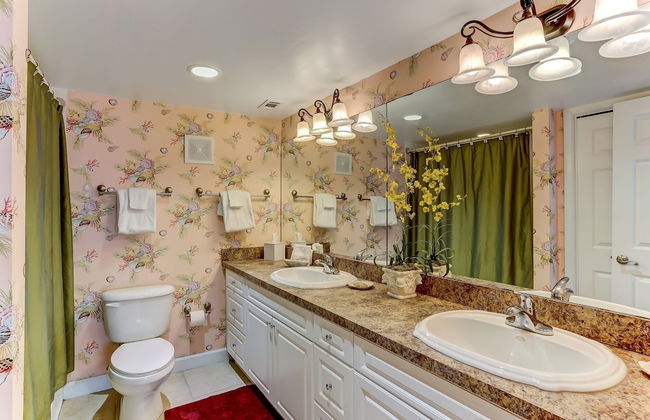 Tastefully Decorated Condo with Scenic Beach Views by RedAwning - Foto 19