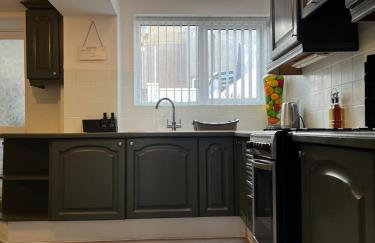 3BDR Town House in the Heart of Holyhead - Free Onsite Parking - Foto 17