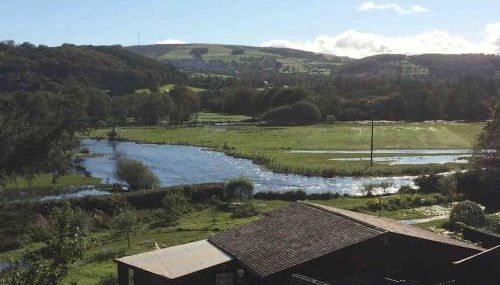 Riverside Chalet in heart of Lampeter, West Wales - Foto 2