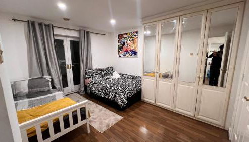 Kensington Olympia 2 bed Cosy Apartment - Photo 2