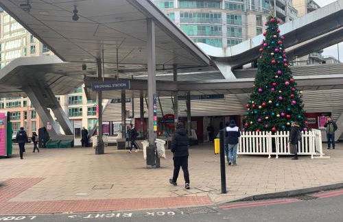 Vauxhall Central - Spacious 3-Bed Serviced Apartment- Balcony-Free Parking - Lift - Sleeps 7 - Foto 30