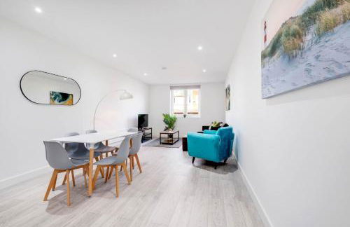 Luxurious 1 Bed Serviced Apartment with Wi-Fi - Photo 60