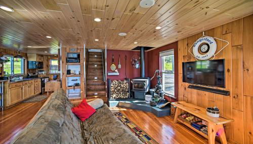 BBQ Ready Lakeside Milford Home with Paddleboat - Foto 4