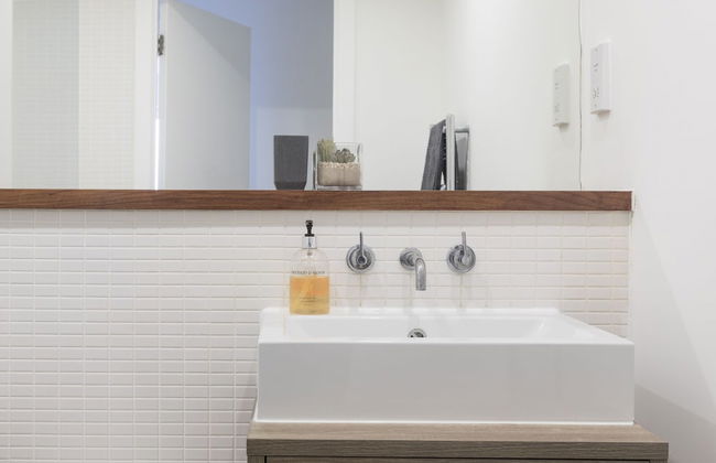 Luxury 2-bed Flat, Parking and Close to the Tube - Photo 20