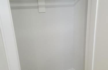 Shrewsbury King Suite | 100in TV + Shower - Foto 14