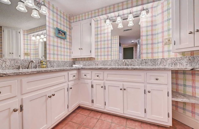 Lakefront w/ Private Dock + Hot Tub Pontoon Rental Butler Bliss by Avantstay - Photo 13