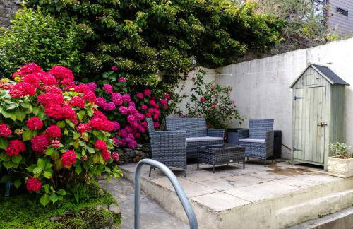 Beach Haven, Steps to Sand, Trails & Shops, Highly Rated 2-Bedroom House Minutes from Mumbles Beach with a Patio - Photo 1