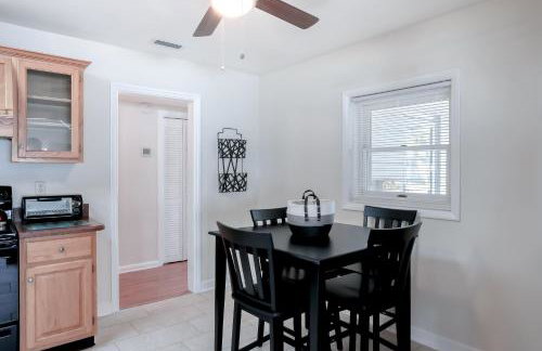 Beachside snowbird escape with fenced yard & washer/dryer - walk to beach access - Foto 11