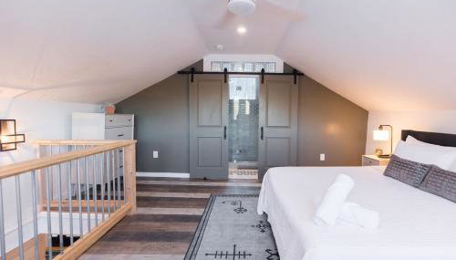 Rustic Luxe Creekside Retreat with Hot Tub and Fire Pit, Minutes From Hudson - Foto 4