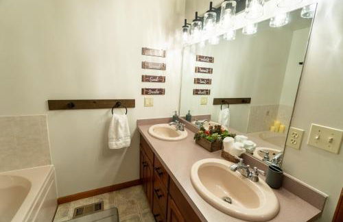 Harmony Hill Stylish 4bd Mountain Retreat, Hot Tub, Games - Foto 27