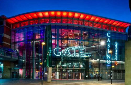 Modern 2BR Pad - 4 Min to Station, Fast WiFi and Smart TVs! - Foto 19