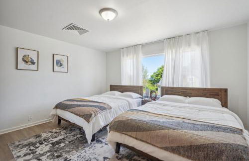 Spacious 5B2B home 5 min to airport with AC, Game Room, WiFi, Parking - Photo 49