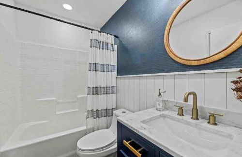 Sunny 4BR with Backyard Oasis - 15 Min to Lakes - Foto 19