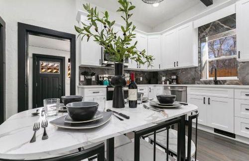 Old Town Retreat with Hot Tub - Steps from CSU! - Photo 17