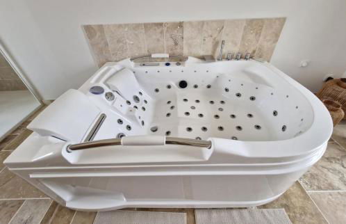 L'audacieuse-Jacuzzi et sauna , miroir suspendu - Foto 46