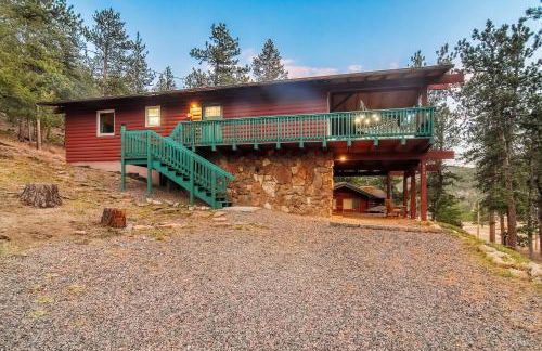 Cozy Mountain Home with Great Views, Deck & WiFi - Photo 11