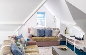 BOHO BEACH HOUSE- SLEEPS 8- 2 MIN DRIVE FROM BOSCOMBE PIER- SUPERFAST WiFi- FLAT SCREEN SMART TV- FREE ON STREET PARKING! - Photo 1