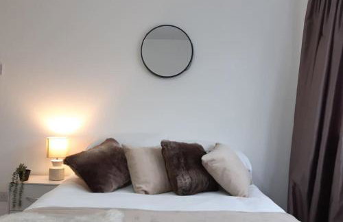 Free Parking Spacious Home - Photo 20