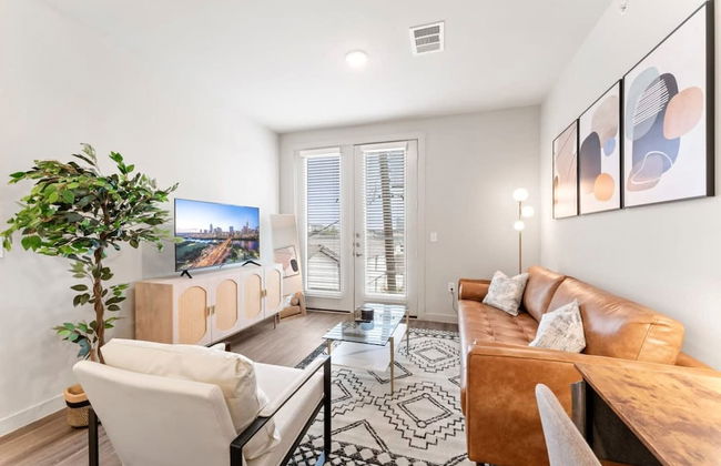 Prime Soco Quaint 1BR King Suite w Pool Parking - Photo 19