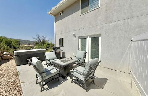 Updated townhouse just minutes from Zion with hot tub - Foto 21