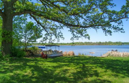 Waterfront Eagle Lake Home with Yard and Deck - Foto 1