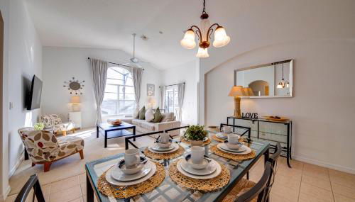 630- 3 Bedroom South facing Home with Pool Drenched in Florida Sunshine Perfect for Families - Foto 3