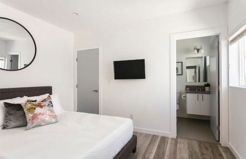 Enjoy Stylish 4BR Townhouse Sleeps 8 with Wi-Fi - Foto 16