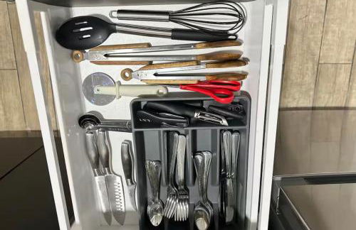 Bright 1-Bedroom Loft in Converted Garage with Private Entrance - Foto 14