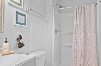 Beachy Getaway - Cozy and Secluded Lodge Home - Foto 36