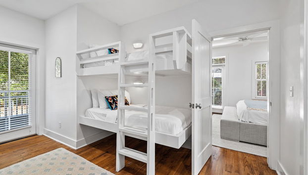 Across From the Pool & 3 Minutes to Deeded Beach in Old Seacrest: Sleeps 12 - Foto 2, Habitación