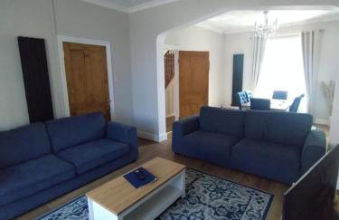 large 4 bedroom - Photo 4