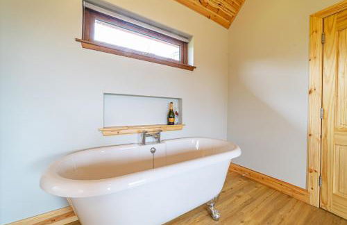 Roe Deer Lodge with Hot Tub - Foto 7