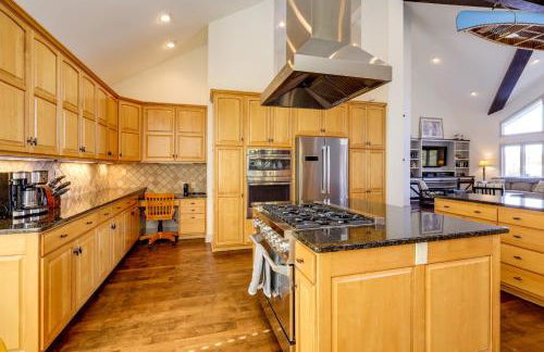 Lakefront Haven with Hot Tub and Game Room in Hickory! - Foto 12