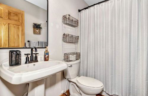 Cozy Mountain Cabin with Long-Range Views near Waterfall Park in Old Fort, NC - Foto 31