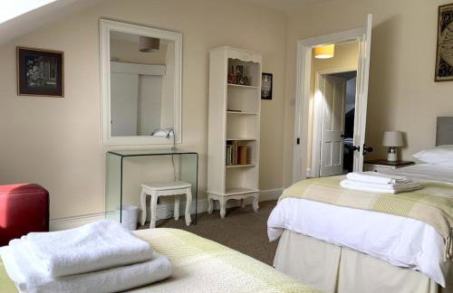 Large 2 bedroom town centre flat with free parking - Foto 8