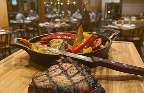 DT Charm Apt with Pool,Gym,Wine,WKSpace, Free Parking - Photo 45