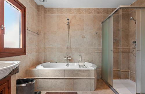 Infinity pool mansion by Costarentals - Ref 85 - Photo 52