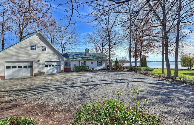 Bear Creek Lodge by Avantstay Lakefront + Dock - Photo 44