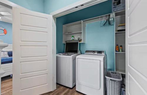 Steps to the Beach | Tiki Bar Fun | Epic Bay Views | Sleeps 8 - Foto 44