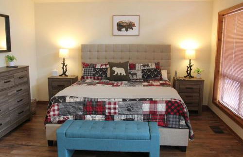 Kathys Cabin, King Bed, Hot Tub, Near-NAU & Downtown attractions, Perfect Year-Round Mountain Getaway - Photo 24